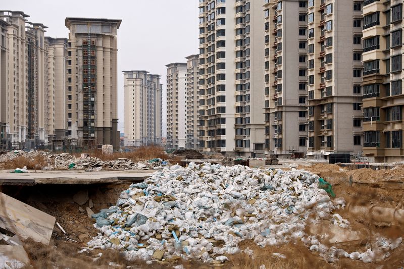 &copy; Reuters. FILE PHOTO: A view of unfinished residential buildings developed by China Evergrande Group in the outskirts of Shijiazhuang, Hebei province, China February 1, 2024. REUTERS/Tingshu Wang/File Photo