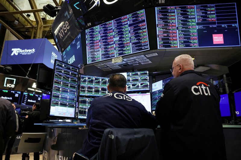 © Reuters. FILE PHOTO: Traders work on the floor at the New York Stock Exchange (NYSE) in New York City, U.S., April 26, 2024.  REUTERS/Brendan McDermid/File Photo