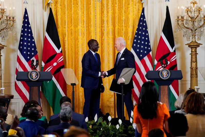 © Reuters. Kenyan President William Ruto and U.S. President Joe Biden shake hands during a joint press conference at the White House in Washington, U.S., May 23, 2024. REUTERS/Elizabeth Frantz
