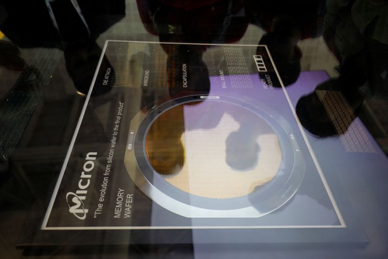 &copy; Reuters. Visitors look at a memory wafer at a Micron Technology kiosk before the start of 'SemiconIndia 2023', India's annual semiconductor conference, in Gandhinagar, India, July 25, 2023. REUTERS/Amit Dave/File photo