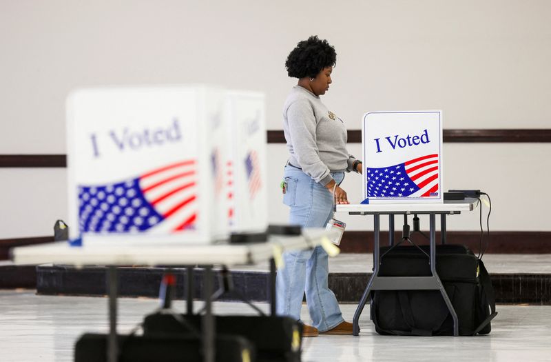 &copy; Reuters. A woman votes at the Richland County Adult Activities Center during the republican presidential primary in Columbia, South Carolina, U.S., February 24, 2024. REUTERS/Sam Wolfe