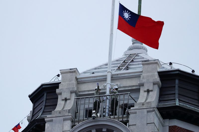 &copy; Reuters. FILE PHOTO: Honor guards raise a Taiwanese flag at the Presidential Palace ahead of the National Day celebration ceremony in Taipei, Taiwan October 10, 2023. REUTERS/Carlos Garcia Rawlins/File Photo