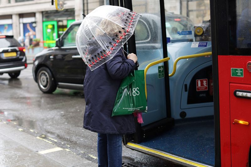 &copy; Reuters. A person holds a shopping bag on Oxford Street in London, Britain April 10, 2023. REUTERS/Anna Gordon/Files