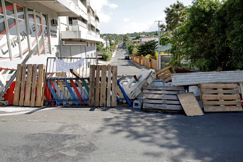 &copy; Reuters. FILE PHOTO: A roadblock is pictured during French President Emmanuel Macron's visit in Noumea, France's Pacific territory of New Caledonia on May 23, 2024.     LUDOVIC MARIN/Pool via REUTERS/File Photo
