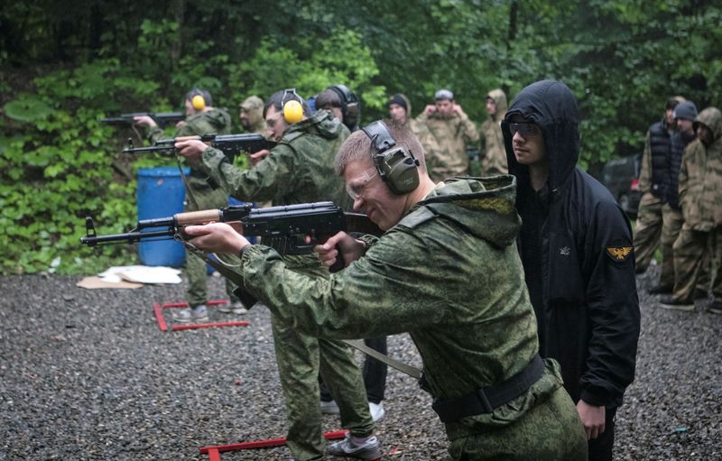 &copy; Reuters. Pupils fire automatic rifles at a range in Vladikavkaz, Russia May 10, 2024. REUTERS/Kazbek Basayev/ File Photo