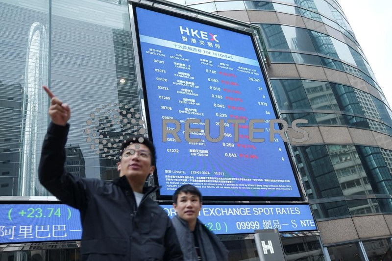 &copy; Reuters. Telão com cotações acionárias em Hong Kongn29/01/2024. REUTERS/Lam Yik