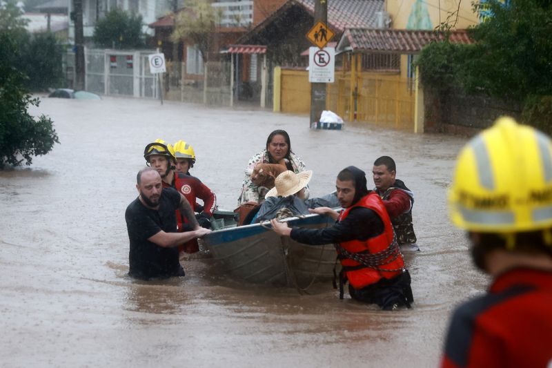 &copy; Reuters. Socorristas resgatam família durante enchente em Porto Alegre, no Rio Grande do Suln23/05/2024nREUTERS/Diego Vara
