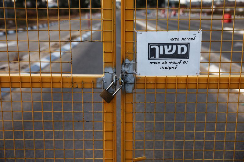 &copy; Reuters. FILE PHOTO: A fence sits locked at the entrance to the Kerem Shalom border crossing, as military operations continue in the southern Gaza city of Rafah, at an area outside Kerem Shalom, Israel, May 17, 2024. REUTERS/Shannon Stapleton/File Photo