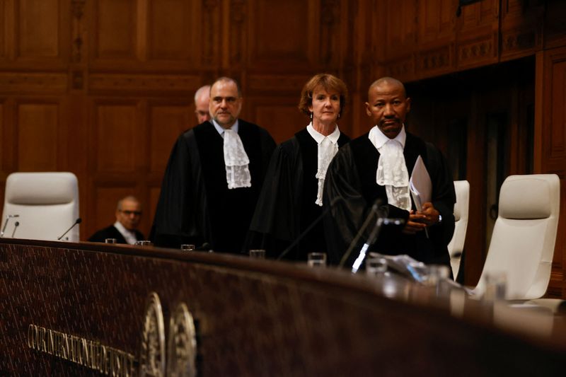 &copy; Reuters. Judges arrive at the International Court of Justice (ICJ), during a ruling on South Africa's request to order a halt to Israel's Rafah offensive in Gaza as part of a larger case brought before the Hague-based court by South Africa accusing Israel of genoc
