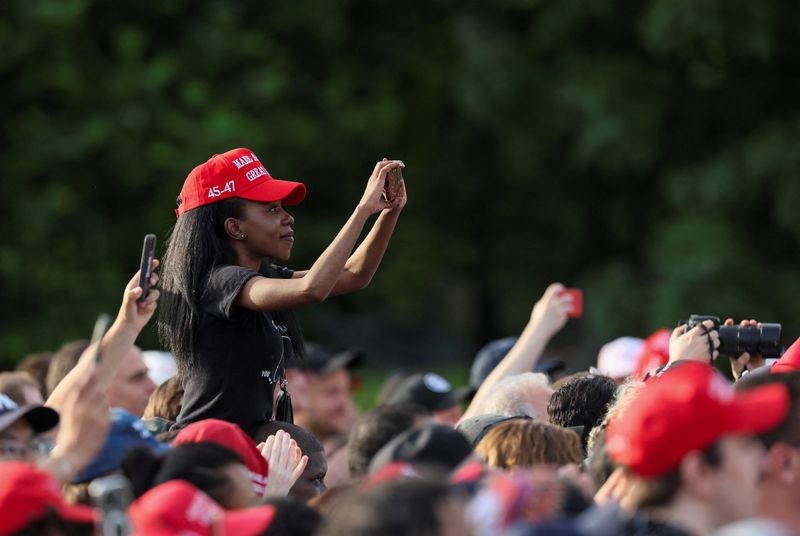 © Reuters. A woman attends a campaign rally by former U.S. President and Republican presidential candidate Donald Trump at Crotona Park in the Bronx borough of New York City, U.S., May 23, 2024.  REUTERS/Brendan McDermid