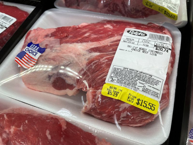 &copy; Reuters. FILE PHOTO: Beef is seen in a supermarket in Los Angeles, California, U.S. May 27, 2022. REUTERS/Lucy Nicholson/File Photo