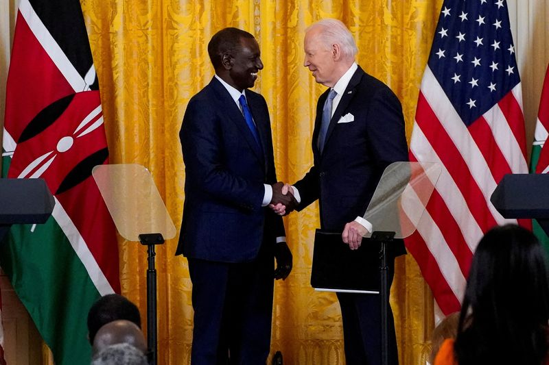 &copy; Reuters. FILE PHOTO: Kenyan President William Ruto and U.S. President Joe Biden shake hands during a joint press conference at the White House in Washington, U.S., May 23, 2024. REUTERS/Elizabeth Frantz/File Photo