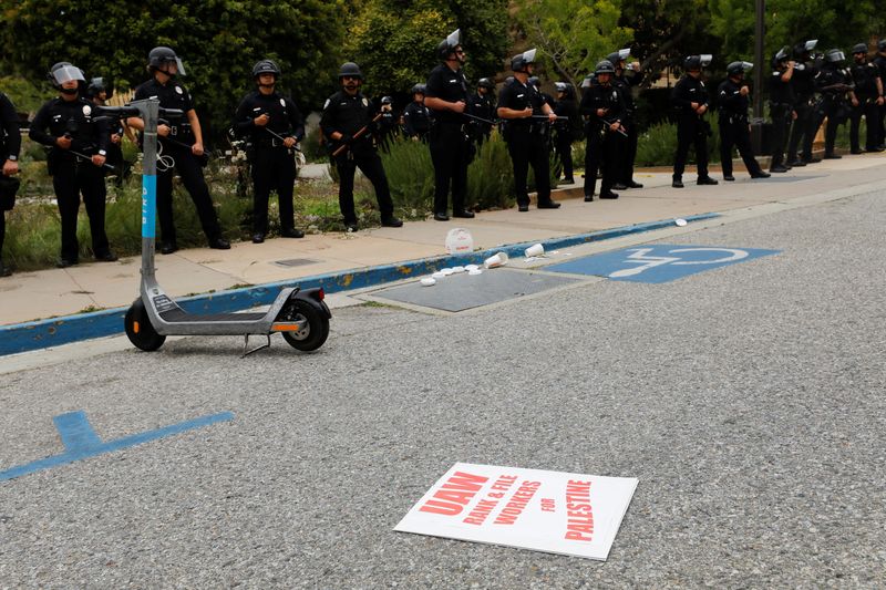 &copy; Reuters. Police officers stand guard, on the day pro-Palestinian activists' set up an encampment, at the University of California, Los Angeles (UCLA), amid the ongoing conflict between Israel and Palestinian Islamist group Hamas, in Los Angeles, California, U.S., 