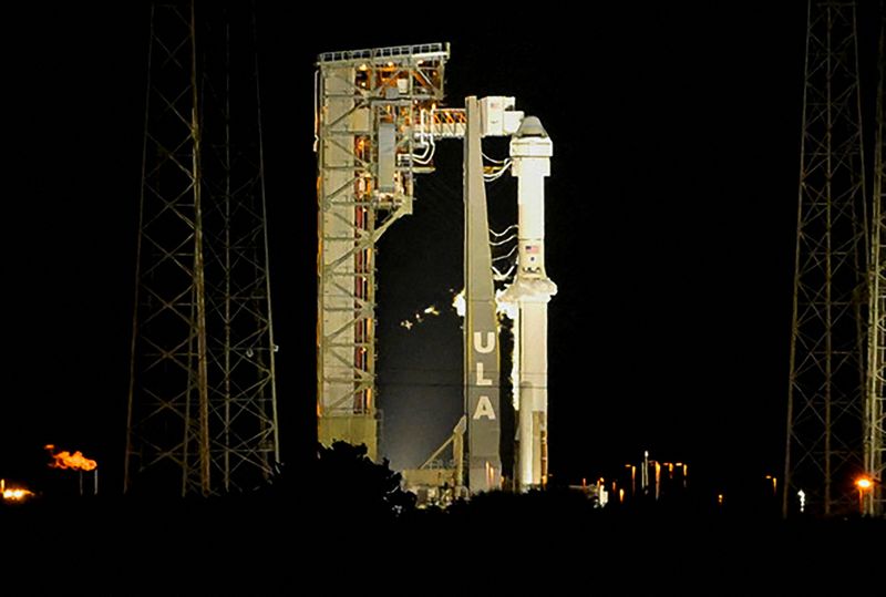 &copy; Reuters. Foguete Atlas V transportando dois astronautas a bordo do Starliner-1 Crew Flight Test (CFT) da Boeing é mostrado após lançamento ter sido adiado por problemas técnicos, em Cabo Canaveral, Flórida, EUAn06/05/2024nREUTERS/Steve Nesius
