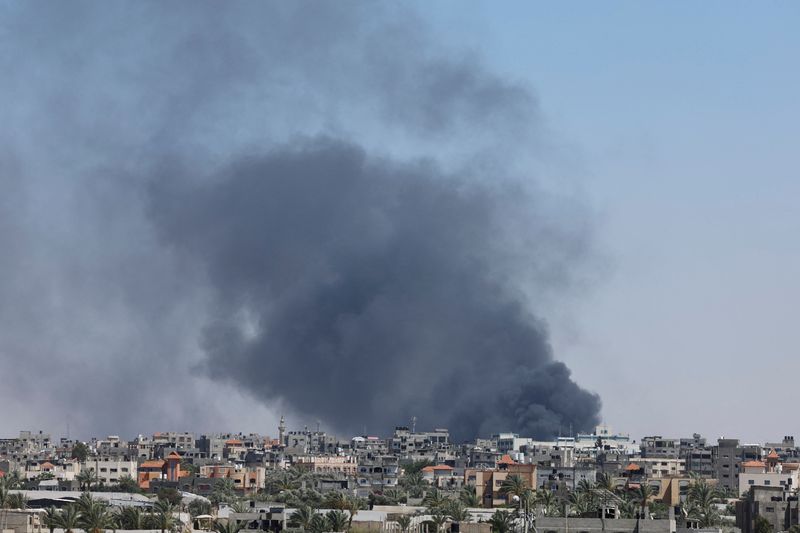 &copy; Reuters. FILE PHOTO: Smoke rises during an Israeli air strike, amid the ongoing conflict between Israel and Hamas, in Rafah, in the southern Gaza Strip, May 24, 2024. REUTERS/Mohammed Salem/File Photo