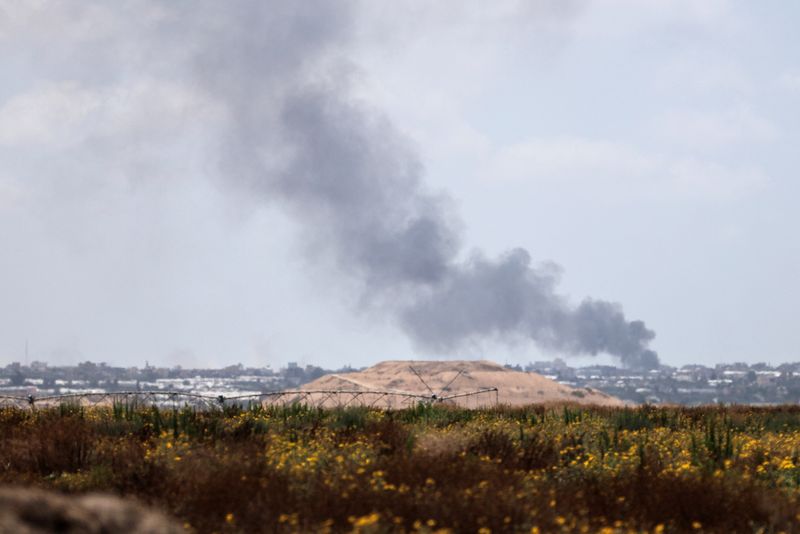 &copy; Reuters. Smoke rises following an airstrike in Gaza, amid the ongoing conflict between Israel and the Palestinian Islamist group Hamas, near the Israel-Gaza border, as seen from Israel, May 25, 2024.REUTERS/Thomas Suen