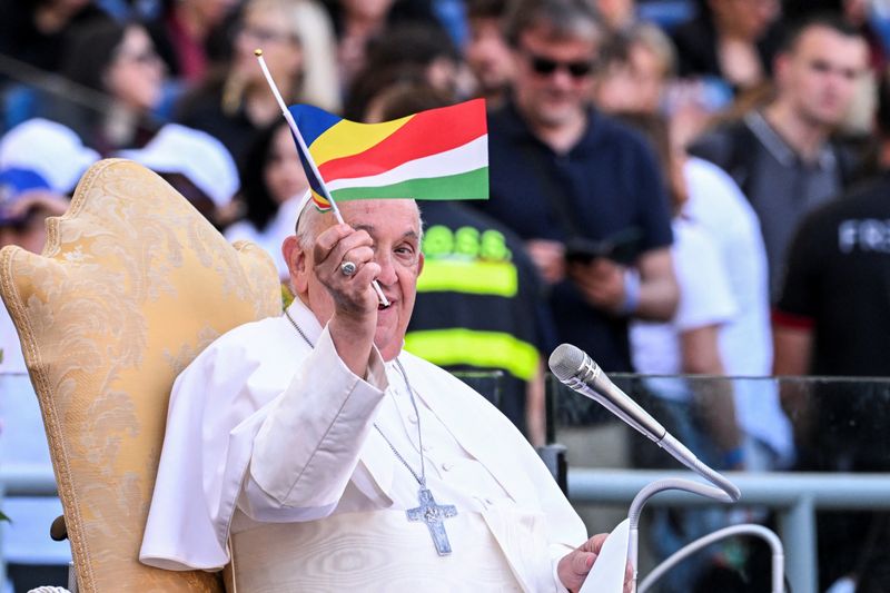 &copy; Reuters. Pope Francis holds a flag during the celebration of the first ''World Children's Day'' at the Olympic stadium in Rome, Italy, May 25, 2024. REUTERS/Alberto Lingria