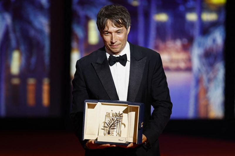 &copy; Reuters. Director Sean Baker, Palme d'Or award winner for the film "Anora", poses during the closing ceremony of the 77th Cannes Film Festival in Cannes, France, May 25, 2024. REUTERS/Stephane Mahe