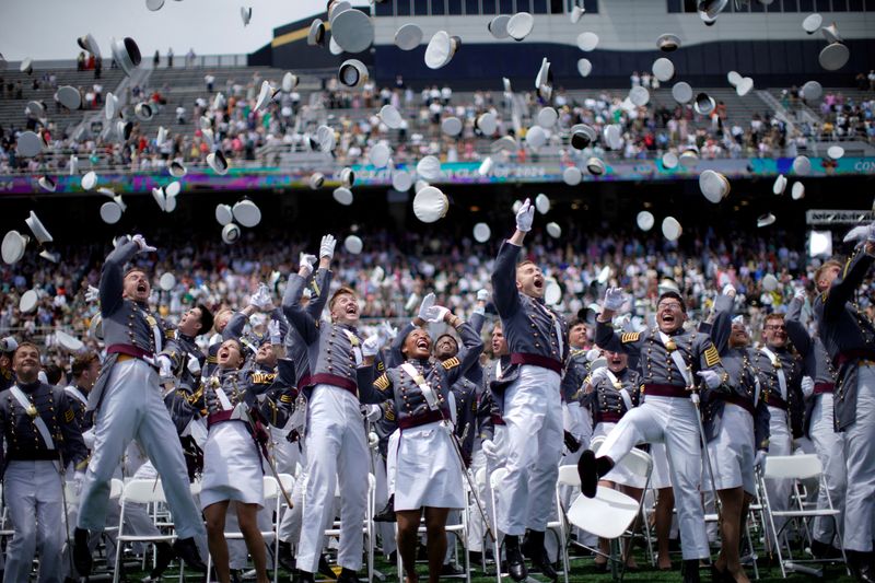 © Reuters. Graduating cadets celebrate during the United States Military Academy commencement in West Point, New York, U.S., May 25, 2024. REUTERS/Eduardo Munoz     