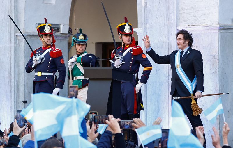 &copy; Reuters. Argentina's President Javier Milei waves to supporters outside the Cabildo during the commemoration of the 214th anniversary of the May Revolution, in Cordoba, Argentina May 25, 2024. REUTERS/Leandro Bustamante Gomez