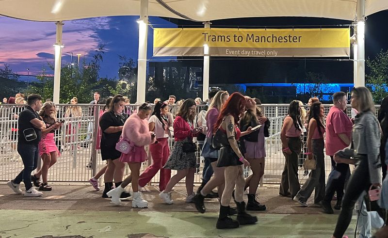 © Reuters. Fans walk as they leave the Manchester Co-op Live venue, May 25, 2024. REUTERS/Temilade Adelaja