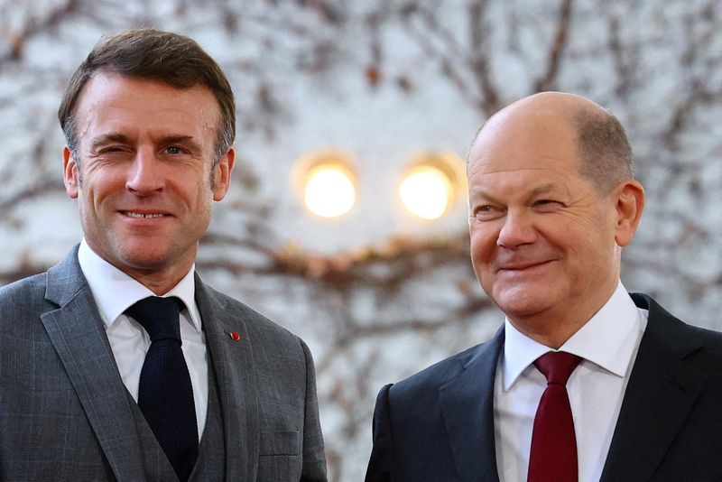 © Reuters.  FILE PHOTO: German Chancellor Olaf Scholz poses with French President Emmanuel Macron, during the event 