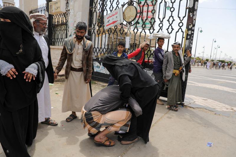 &copy; Reuters. A released prisoner kneels to kiss his mother's feet, as prisoners, who according to the Houthis are members of government forces, are released by the Houthis in Sanaa, Yemen May 26, 2024. REUTERS/Khaled Abdullah