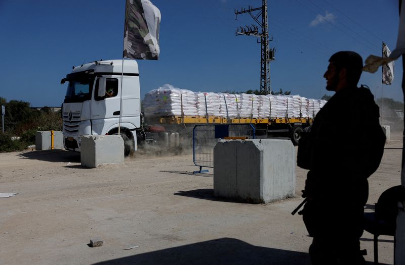 &copy; Reuters. FILE PHOTO: An Israeli soldier stands guard as a truck carrying humanitarian aid makes its way to the Gaza Strip, amid the ongoing conflict in Gaza between Israel and the Palestinian Islamist group Hamas, at Erez Crossing in southern Israel, May 5, 2024. 