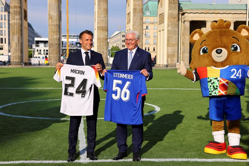 © Reuters. German President Frank-Walter Steinmeier and French President Emmanuel Macron pose for photos as they kick off the German-French sport summer at the EURO 2024 fan zone in Berlin, Germany, May 26, 2024. REUTERS/Christian Mang    