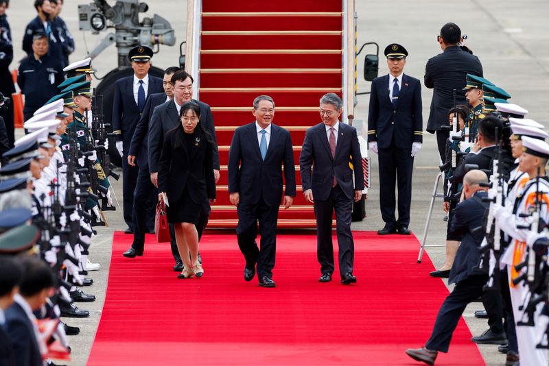 © Reuters. Chinese Premier Li Qiang arrives to attend the trilateral summit with his South Korean and Japanese counterparts  in Seoul, South Korea, May 26, 2024. REUTERS/Kim Soo-hyeon