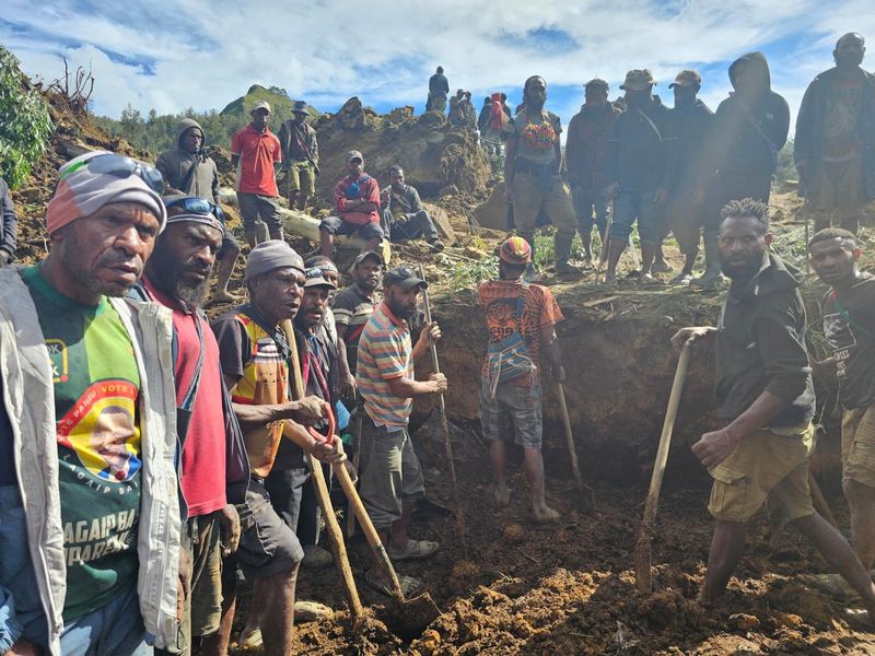 © Reuters. A locals gather amid the damage after a landslide in Maip Mulitaka, Enga province, Papua New Guinea May 24, 2024 in this obtained image. Emmanuel Eralia via REUTERS
