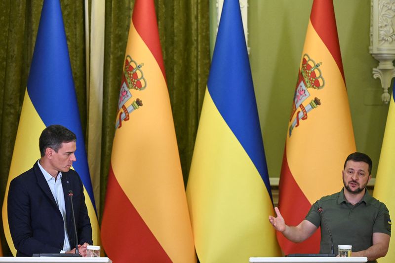 &copy; Reuters. Spanish Prime Minister Pedro Sanchez and Ukraine's President Volodymyr Zelenskiy attend a joint press conference, amid Russia's attack on Ukraine, in Kyiv, Ukraine July 1, 2023. REUTERS/Viacheslav Ratynskyi/File Photo