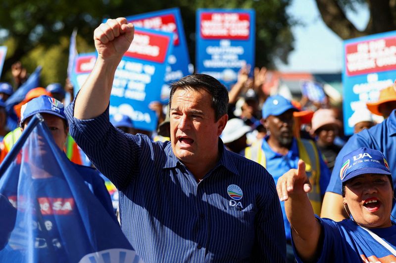 &copy; Reuters. FILE PHOTO: South African opposition leader, John Steenhuisen of the Democratic Alliance (DA) gestures during a march against crime in Riverlea, ahead of the May 29 general elections in Johannesburg, South Africa, May 16, 2024. REUTERS/Siphiwe Sibeko/File