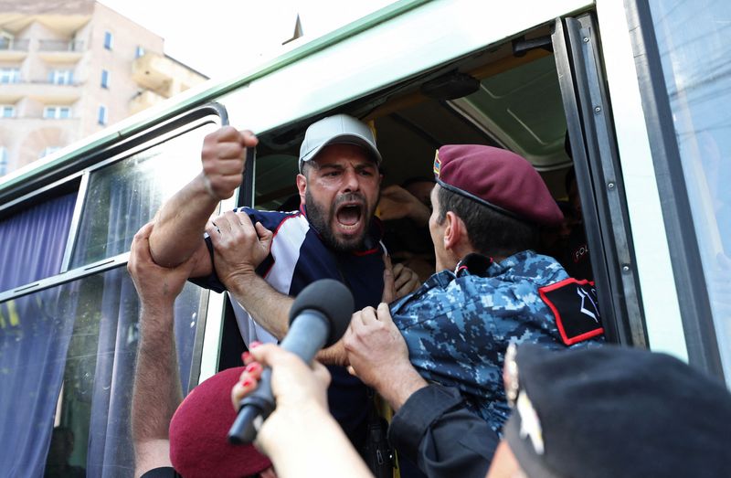 © Reuters. A demonstrator shouts from a police bus during an anti-government protest demanding the resignation of Armenian Prime Minister Nikol Pashinyan, in Yerevan, Armenia May 27, 2024. Hayk Baghdasaryan/Photolure via REUTERS