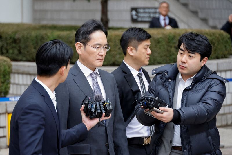 &copy; Reuters. FILE PHOTO: Samsung Electronics Chairman Jay Y. Lee leaves a court in Seoul, South Korea, February 5, 2024. REUTERS/Kim Soo-hyeon/File Photo