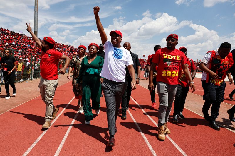 © Reuters. FILE PHOTO: Julius Malema, the leader of South African opposition party, the Economic Freedom Fighters (EFF), waves to supporters at a rally in Dobsonville, Soweto near Johannesburg, South Africa, March 2, 2024. REUTERS/James Oatway/File Photo