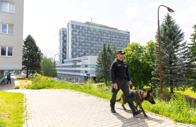 &copy; Reuters. FILE PHOTO: A police officer with a dog inspects the area around the F.D. Roosevelt University Hospital, where Slovak Prime Minister Robert Fico is hospitalised following an assassination attempt, in Banska Bystrica, Slovakia, May 19, 2024. REUTERS/Antoni