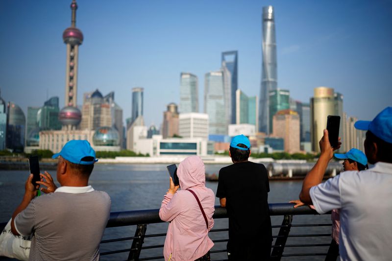 &copy; Reuters. FILE PHOTO: People visit the Bund on a hot day, in Shanghai, China May 15, 2023. REUTERS/Aly Song/File photo