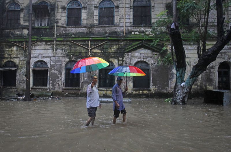 &copy; Reuters. Rua alagada por chuvas de monção em Mumbai
