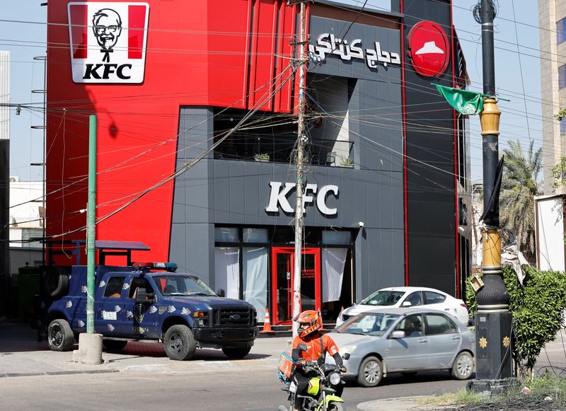 &copy; Reuters. A Federal police vehicle is parked near a KFC fast food restaurant following an attack in Baghdad,Iraq May 27, 2024. REUTERS/Thaier Al-Sudani
