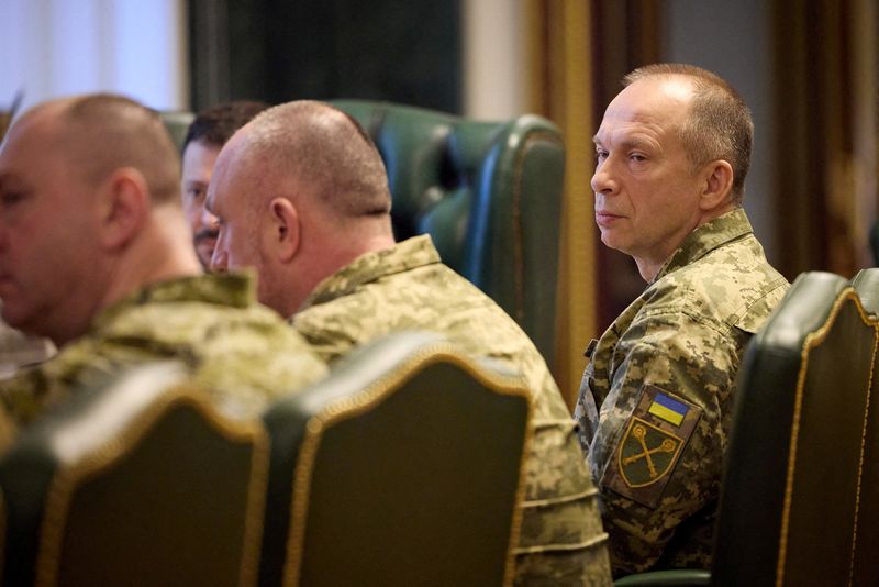 © Reuters. FILE PHOTO: Commander in Chief of the Ukrainian Armed Forces Colonel General Oleksandr Syrskyi attends a meeting with Ukraine's President Volodymyr Zelenskiy and newly appointed top military commanders,  in Kyiv, Ukraine February 10, 2024. Ukrainian Presidential Press Service/Handout via REUTER/File Photo