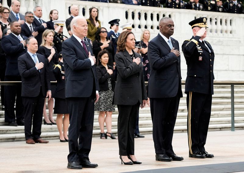 © Reuters. U.S. President Joe Biden, Vice President Kamala Harris, Secretary of Defense Lloyd Austin and Commanding Army General Major General Trevor J. Bredenkamp, participate in a wreath laying ceremony at the Tomb of the Unknown Soldier in honor of Memorial Day at Arlington National Cemetery, in Washington, U.S., May 27, 2024. REUTERS/Ken Cedeno