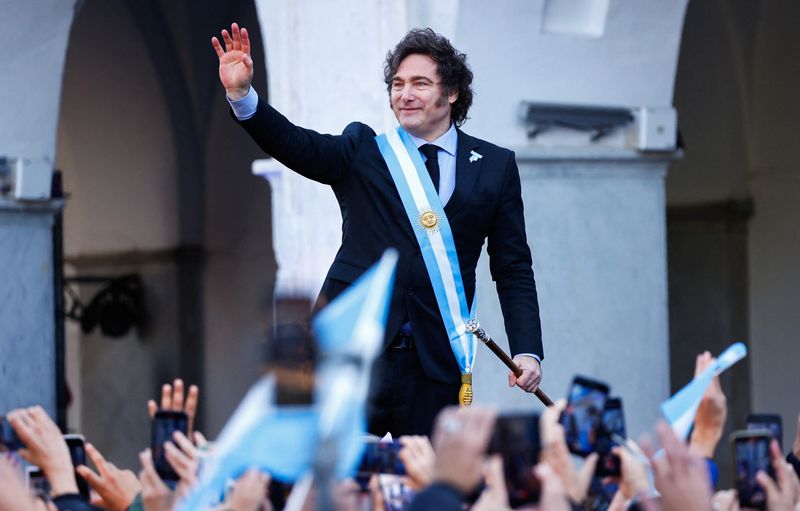 &copy; Reuters. Argentina's President Javier Milei waves to supporters outside the Cabildo during the commemoration of the 214th anniversary of the May Revolution, in Cordoba, Argentina May 25, 2024. REUTERS/Leandro Bustamante Gomez
