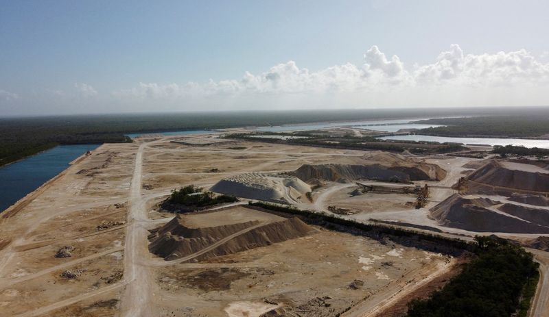 © Reuters. FILE PHOTO: A general view shows a part of the limestone mining by Vulcan Materials in Calica, in Quintana Roo state, Mexico May 6, 2022. REUTERS/Paola Chiomante/File Photo