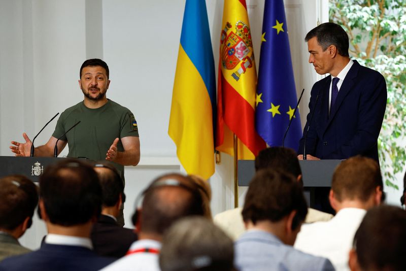 © Reuters. Primeiro-ministro da Espanha, Pedro Sanchez, e o presidente da Ucrânia, Volodymyr Zelenskiy, em coletiva de imprensa no Palácio da Moncloa, em Madrid, Espanha
27/05/2024
REUTERS/Susana Vera