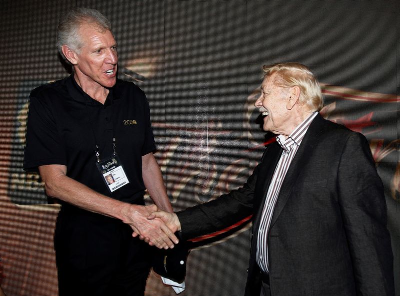 © Reuters. FILE PHOTO: Fomer NBA star Bill Walton (L) talks with Los Angeles Lakers team owner Jerry Buss after the Lakers defeated the Boston Celtics in Game 7 of the 2010 NBA Finals basketball series in Los Angeles, California June 17, 2010. REUTERS/Mike Blake/File Photo