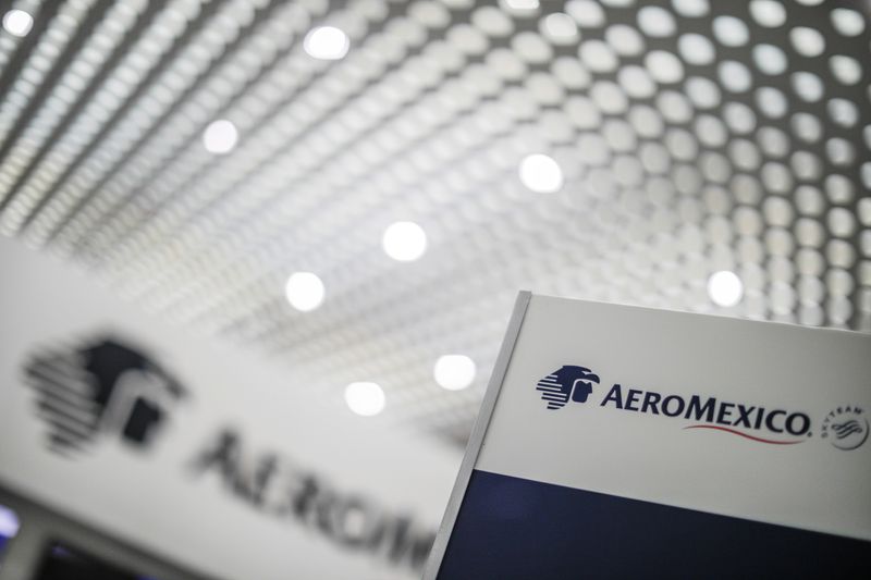 © Reuters. The logo of Mexican airline Aeromexico is pictured on a sign at Benito Juarez International Airport in Mexico City, Mexico, February 1, 2022. REUTERS/Luis Cortes