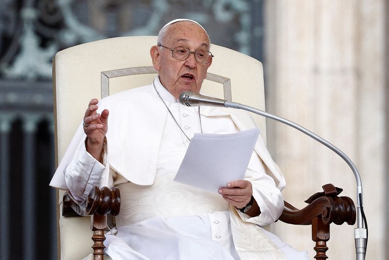 © Reuters. FILE PHOTO: Pope Francis attends the weekly general audience, in Saint Peter Square at the Vatican, May 22, 2024. REUTERS/Guglielmo Mangiapane/File Photo