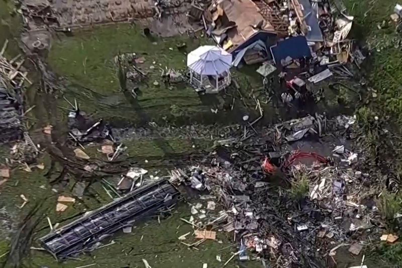 © Reuters. Destroços espalhados por uma propriedade no dia posterior a uma série de tornados no Texas, EUA 
Afiliada da ABC, WFAA via REUTERS