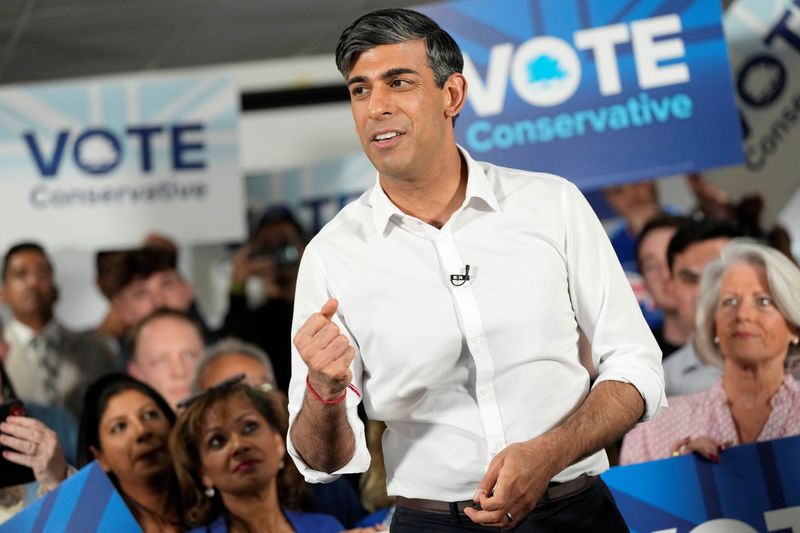 &copy; Reuters. O primeiro-ministro da Reino Unido, Rishi Sunak, em comício do partido Conservador no clube Amersham and Chiltern Rugby em Amershamn27/05/2024nAlastair Grant/Pool via REUTERS